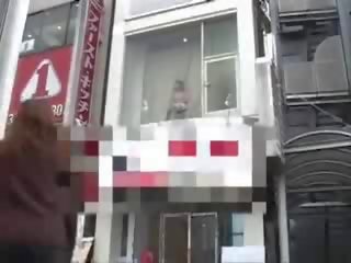 Japonská paní v prdeli v okno vid