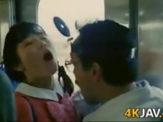Κορίτσι παίρνει χουφτωμένος/η επί ένα τρένο