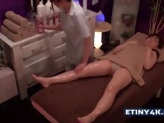 Two elite aziýaly girls at massaž studio