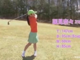 Attraktiv asiatiskapojke tonårs flickor spela en spel av remsan golf