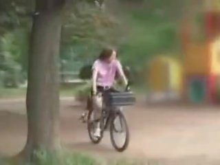 اليابانية محبوب استمنى في حين ركوب الخيل ل specially modified قذر فيلم دراجة هوائية!