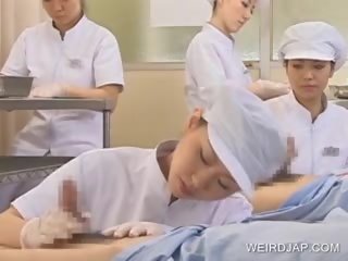 Японки медицинска сестра показно изпразване навън на похотлив пенис