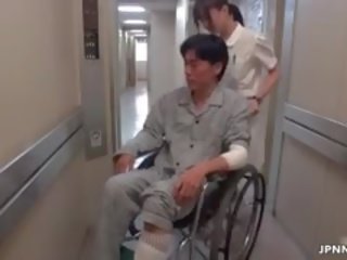 Beguiling asiática enfermera va loca