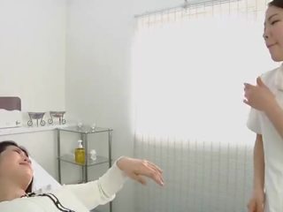 Japoniškas lesbietiškas žavus spjaudyti masažas klinika subtitruota