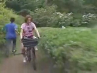 Japans jong dame masturbated terwijl rijden een specially modified seks klem bike!